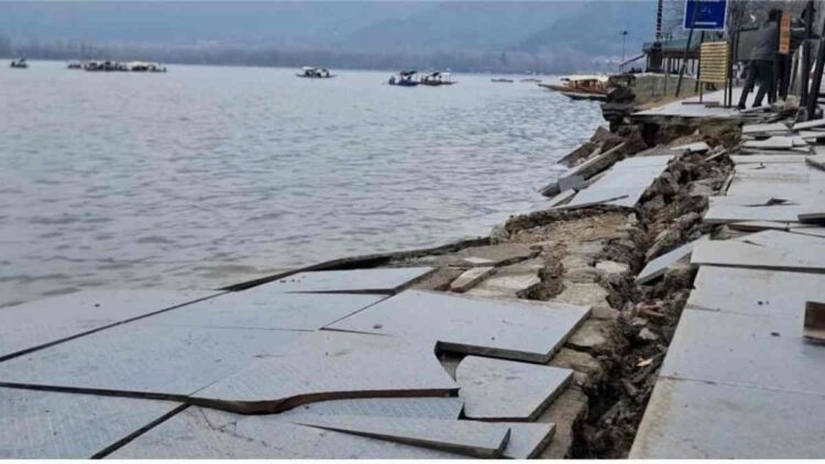 Section of Pathway Collapses on Boulevard Road in Srinagar Section of Pathway Collapses on Boulevard Road in Srinagar