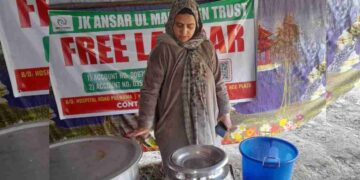 Pulwama Woman Starts Free Langar Khana at DH Pulwama During Ramadan