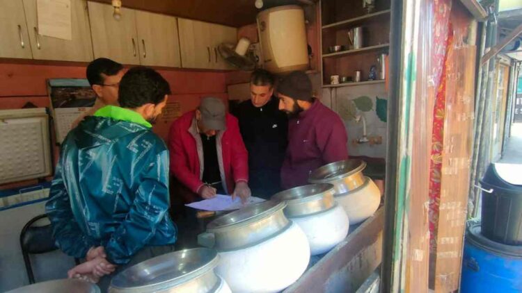 ₹1.52 Lakh Fine Imposed on Food Traders in Srinagar for Violating Food Safety Standards Act ₹1.52 Lakh Fine Imposed on Food Traders in Srinagar for Violating Food Safety Standards Act