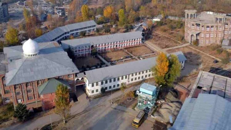 Over 900 Worshippers Performing Itikaf at Dar-ul-Uloom Raheemiya in Bandipora