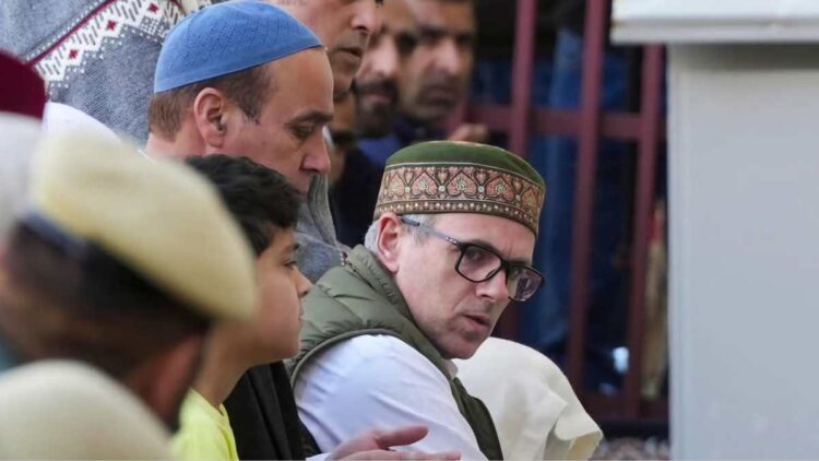 Jumat-ul-Vida: Thousands of Worshippers Throng Hazratbal Shrine; Auqaf Jamia Condemns Closure of Central Masjid