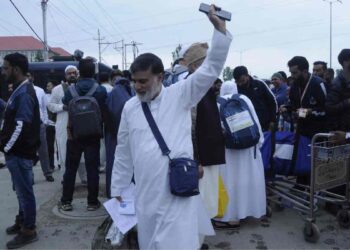 Srinagar Haj House Witnesses Emotional Scenes as First Batch of Hajj Pilgrims Departs