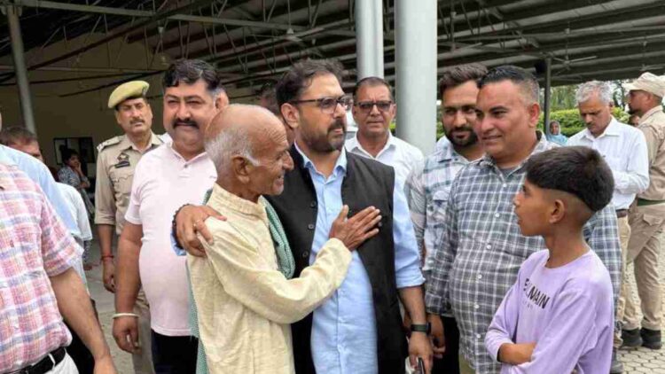 Cross Border Shelling Victims: Minster Satish Sharma Visits GMC Jammu