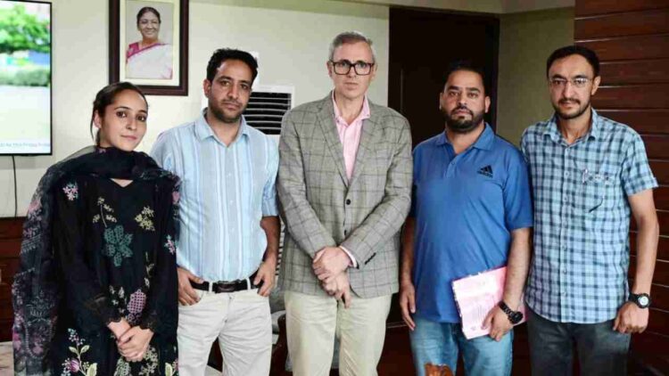 Dental Surgeons Meet CM Omar, Seek Resolution to 16-Year Unemployment Crisis
