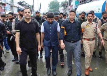 DC Budgam Participates in 11th Muharram Procession at Magam