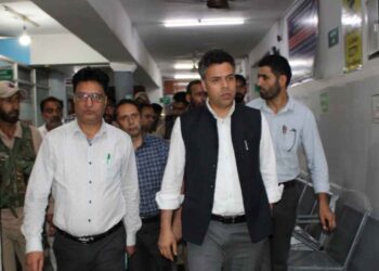 DC Budgam Conducts Surprise Inspection of Distt Hospital