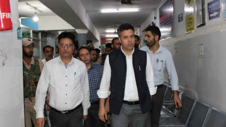 DC Budgam Conducts Surprise Inspection of Distt Hospital
