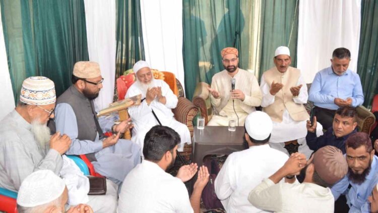 Mirwaiz Visits Bandipora to Offer Condolences to Moulana Rehmatullah Qasmi