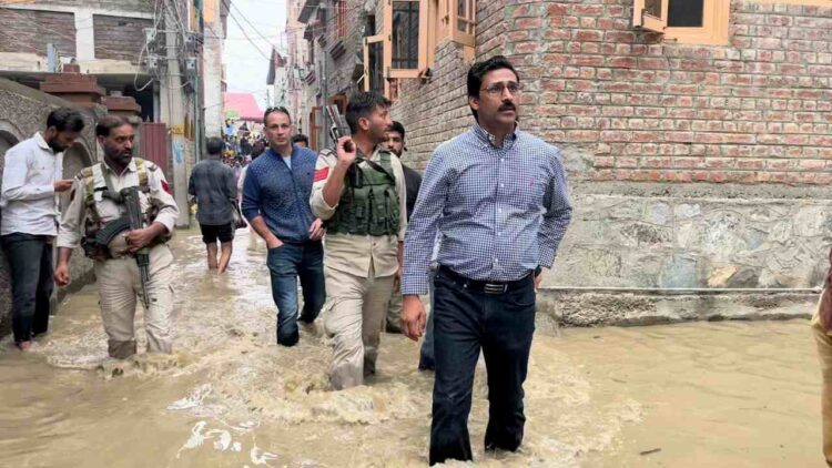 Ahsan Pardesi Visits Flood Prone Areas in Lal Chowk