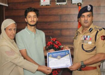 SSP Ganderbal Felicitates NEET Topper from Police Family