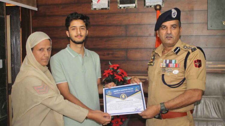 SSP Ganderbal Felicitates NEET Topper from Police Family SSP Ganderbal Felicitates NEET Topper from Police Family