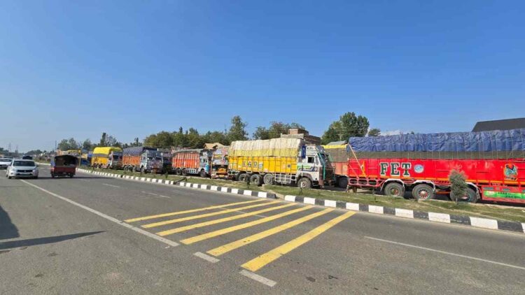 Fruit-Laden Trucks to Move Towards Jammu Shortly Fruit-Laden Trucks to Move Towards Jammu Shortly