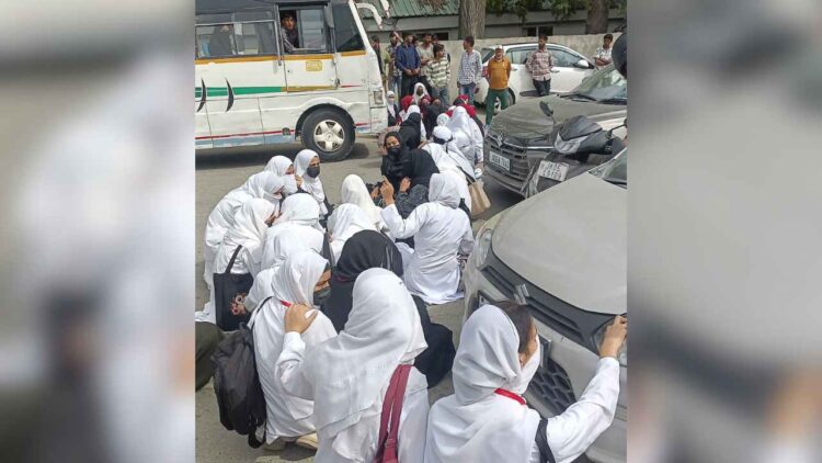 Nursing Students Block Srinagar-Baramulla Highway in Protest Over Registration Issue Nursing Students Block Srinagar-Baramulla Highway in Protest Over Registration Issue