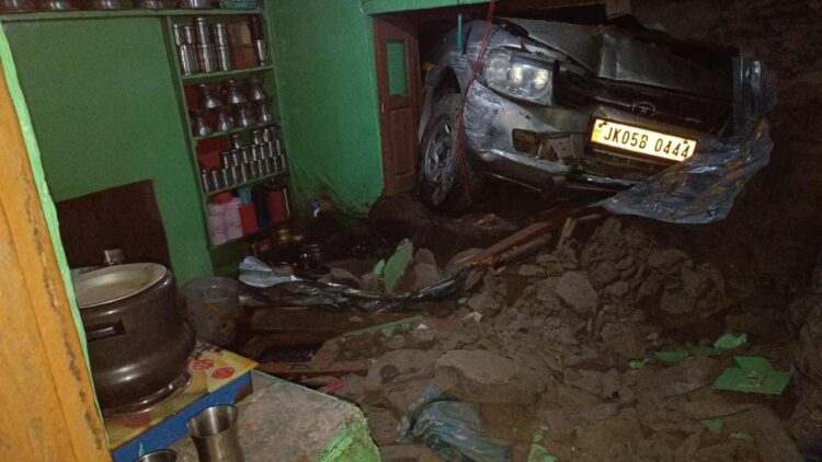 SUV Rams Into House in Baramulla, One Injured SUV Rams Into House in Baramulla, One Injured