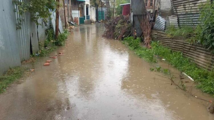 Waterlogging Cripples Life in Pulwama’s Ratnipora Waterlogging Cripples Life in Pulwama’s Ratnipora