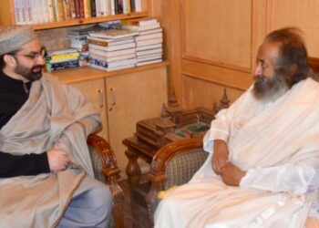 Sri Sri Ravi Shankar Calls on Mirwaiz in Srinagar