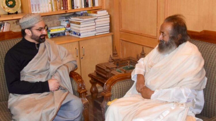 Sri Sri Ravi Shankar Calls on Mirwaiz in Srinagar Sri Sri Ravi Shankar Calls on Mirwaiz in Srinagar