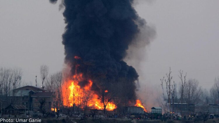 Massive fire engulfs godowns at Tengpora–Bulbulbagh road; Firefighting operation underway